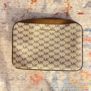 Michael Kors Jet Set like new!